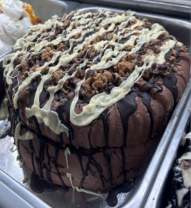 Helado artesanal de chocolate con licor de Amaretto y café, adornado con crumbles de caramelo, chocolate y chocolate blanco.