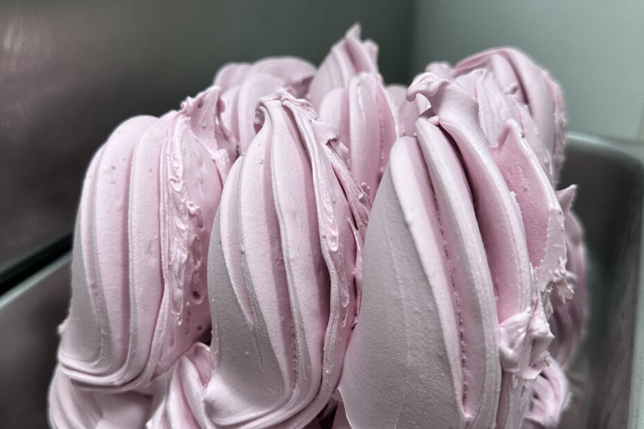 Proceso de elaboración artesanal en heladería en Marbella